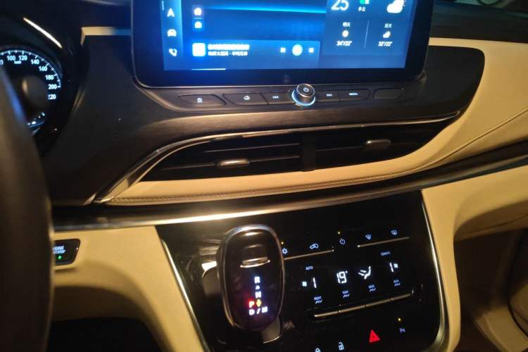 Used Buick GL8 2022 Land Business Class 652T Luxury Model Audio And AC Panel