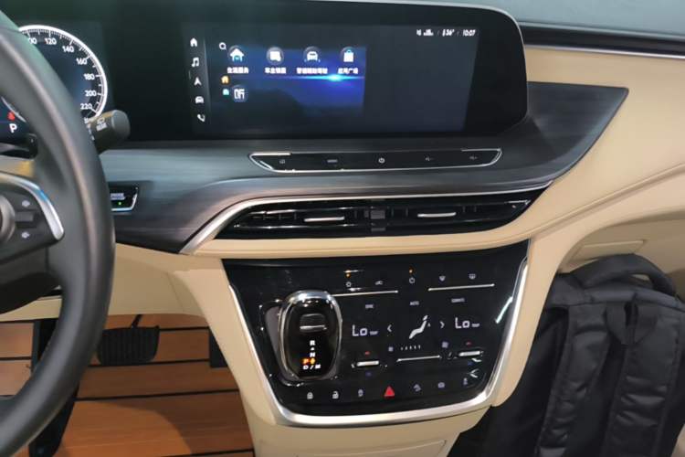 Used Buick GL8 2022 ES Land Cruiser 653T Luxury Model Audio And AC Panel
