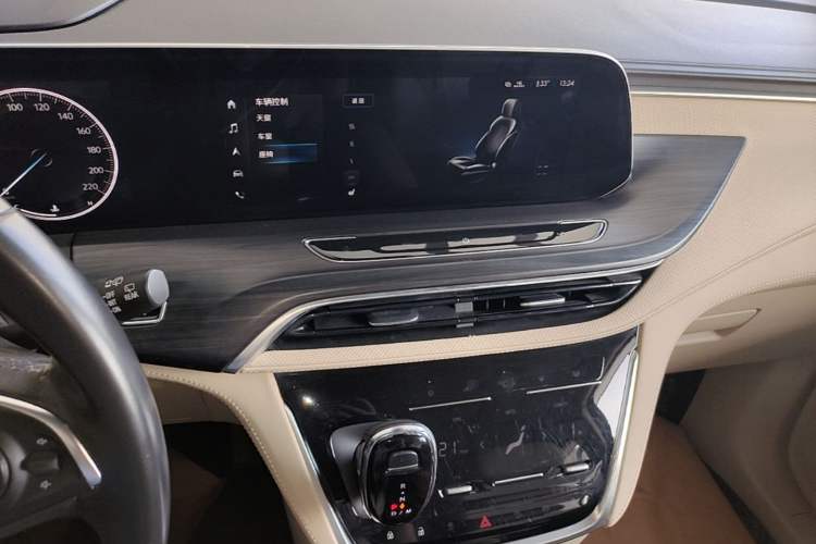 Used Buick GL8 2022 ES Landtrek 653T Luxury Edition Audio And AC Panel