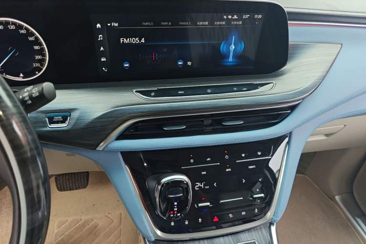 Used Buick GL8 2022 ES Landtrek 653T Comfort Edition Audio And AC Panel