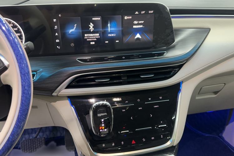 Used Buick GL8 2022 ES Landtrek 653T Comfort Edition Audio And AC Panel
