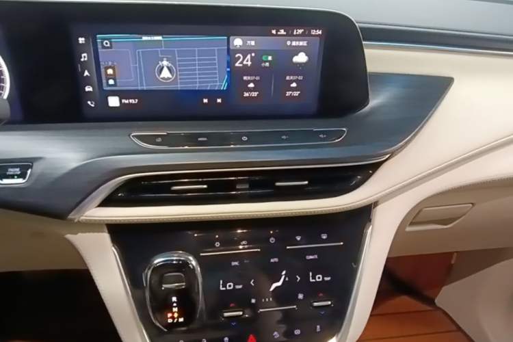 Used Buick GL8 2022 ES Land Cruiser 653T Luxury Model Audio And AC Panel