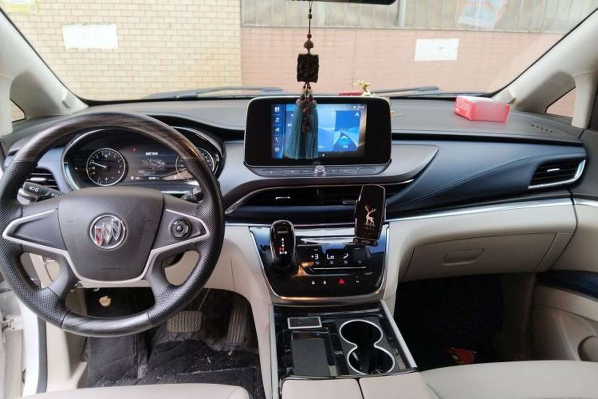 Used Buick GL8 2022 Land Cruiser Executive Class 652T Comfort Model Center Console