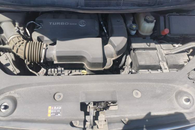 Used Buick GL8 2022 ES Land Cruiser 653T Luxury Model Engine Bay