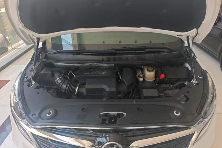 Used Buick GL8 2022 ES Landtrek 653T Flagship Model Engine Bay