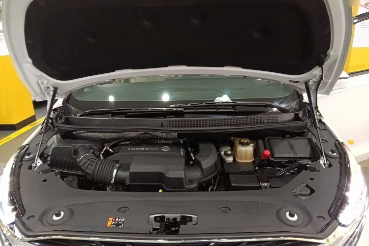 Used Buick GL8 2022 ES Land Cruiser 653T Luxury Model Engine Bay