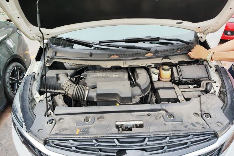 Used Buick GL8 2022 Land Cruiser Executive Class 652T Comfort Model Engine Bay