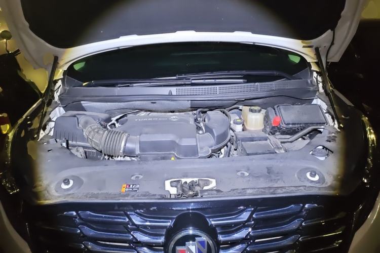 Used Buick GL8 2022 ES Land Cruiser 653T Luxury Model Engine Bay