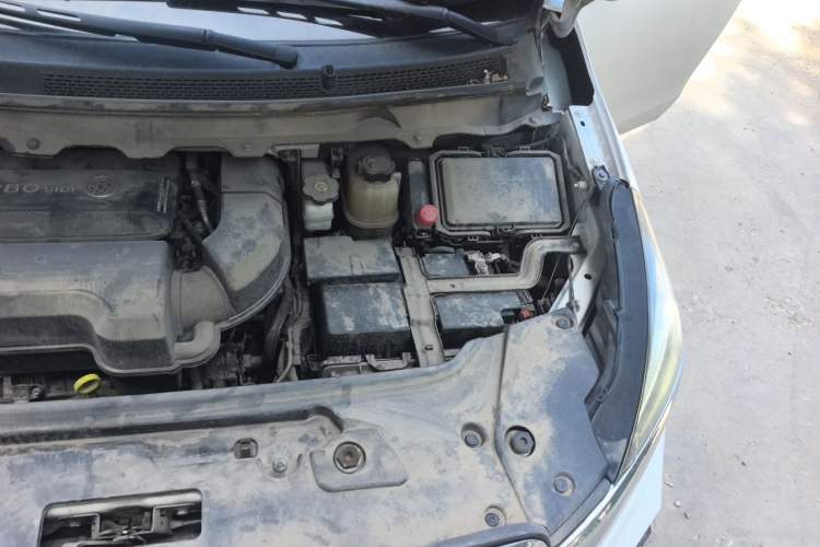 Used Buick GL8 2022 Land Cruiser Executive Class 652T Comfort Model Engine Bay Left
