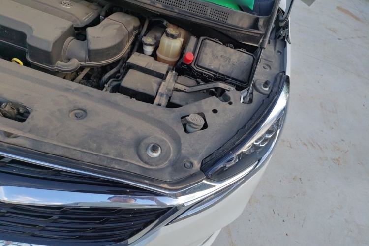 Used Buick GL8 2022 ES Land Cruiser 653T Luxury Model Engine Bay Left
