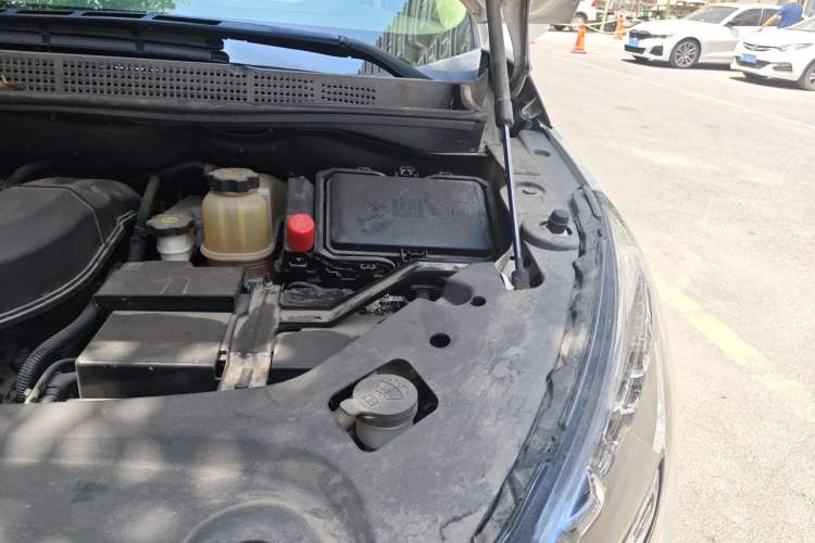 Used Buick GL8 2022 ES Land Cruiser 653T Luxury Model Engine Bay Left