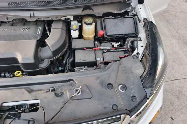 Used Buick GL8 2022 Land Cruiser Executive Class 652T Comfort Model Engine Bay Left