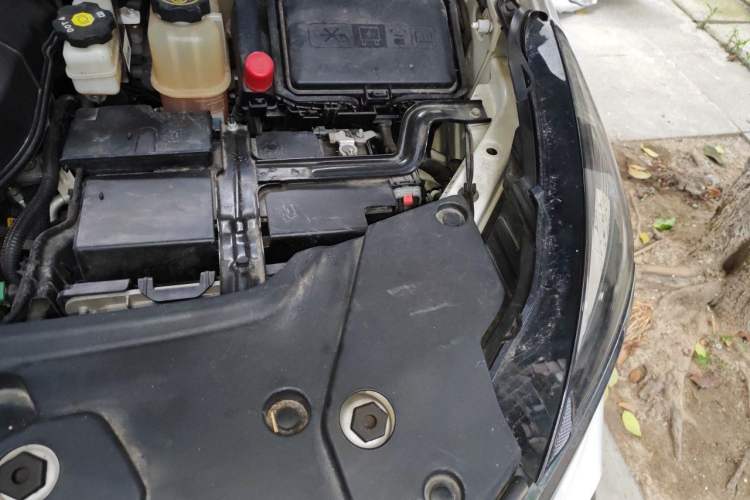 Used Buick GL8 2022 Land Cruiser Executive Class 652T Comfort Model Engine Bay Left