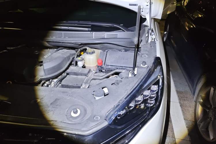 Used Buick GL8 2022 ES Land Cruiser 653T Luxury Model Engine Bay Left