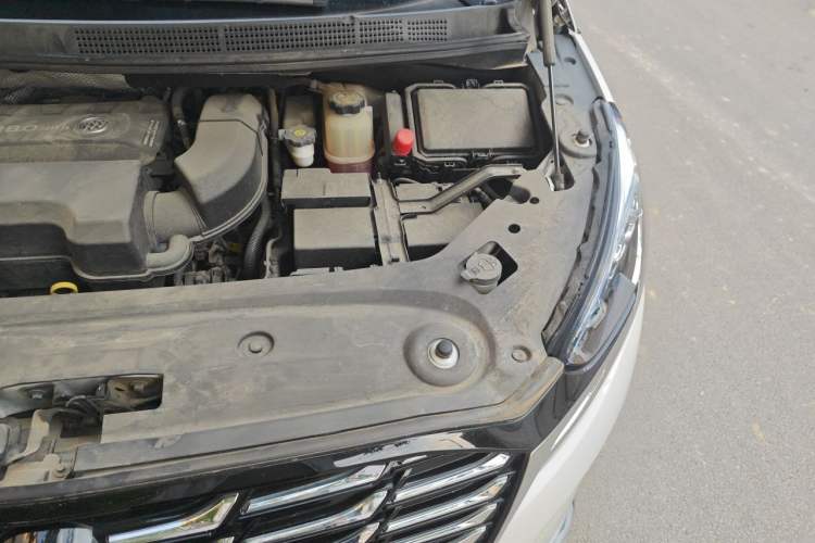 Used Buick GL8 2022 ES Land Cruiser 653T Luxury Model Engine Bay Left