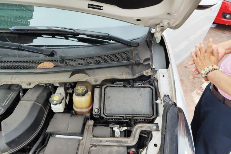 Used Buick GL8 2022 Land Cruiser Executive Class 652T Comfort Model Engine Bay Left