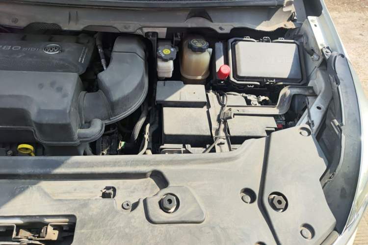 Used Buick GL8 2022 Land Cruiser Executive Class 652T Comfort Model Engine Bay Left