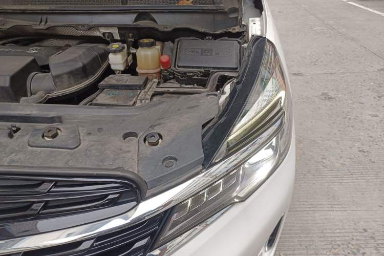 Used Buick GL8 2022 Land Cruiser Executive Class 652T Comfort Model Engine Bay Left