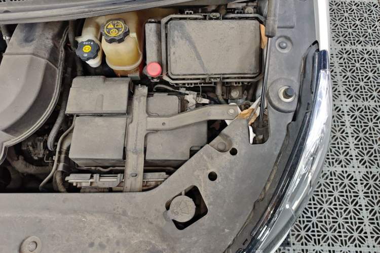 Used Buick GL8 2022 ES Land Cruiser 653T Luxury Model Engine Bay Left
