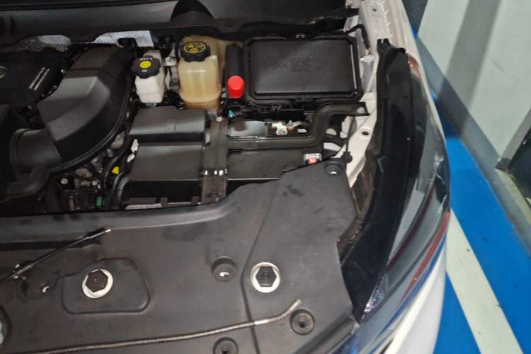 Used Buick GL8 2022 Land Business Class 652T Luxury Model Engine Bay Left