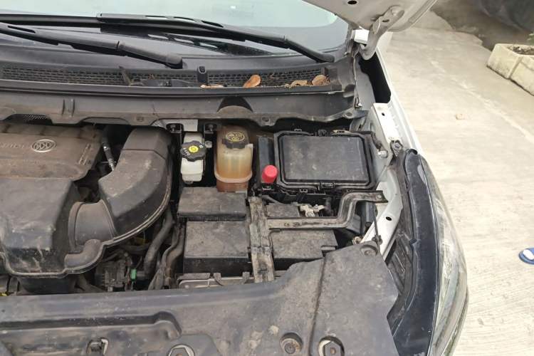Used Buick GL8 2022 Land Cruiser Executive Class 652T Comfort Model Engine Bay Left