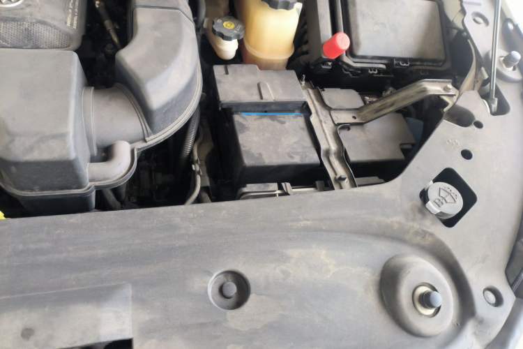 Used Buick GL8 2022 ES Land Cruiser 653T Luxury Model Engine Bay Left
