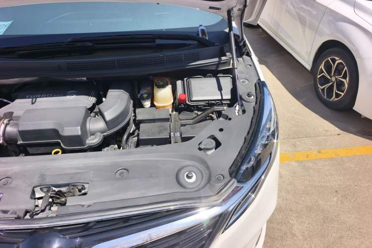 Used Buick GL8 2022 ES Landtrek 653T Flagship Model Engine Bay Left