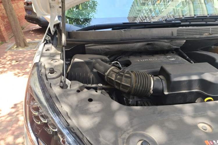 Used Buick GL8 2022 ES Land Cruiser 653T Luxury Model Engine Bay Right
