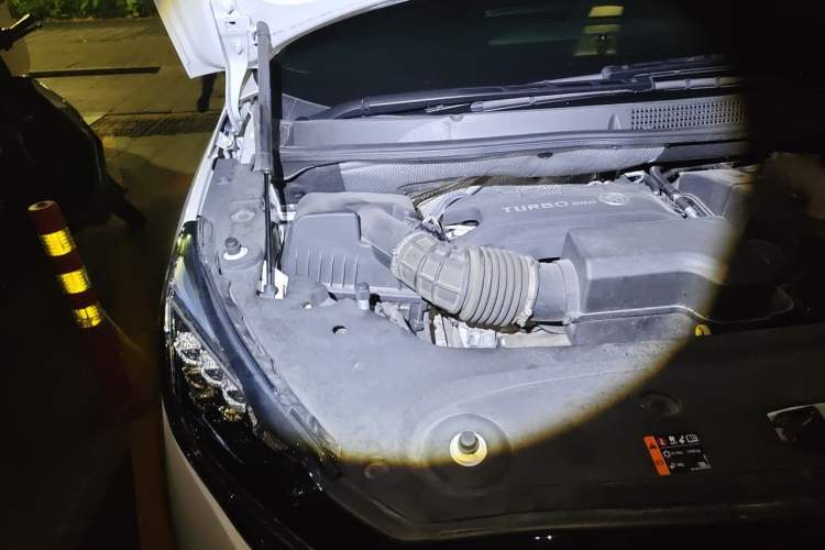 Used Buick GL8 2022 ES Land Cruiser 653T Luxury Model Engine Bay Right