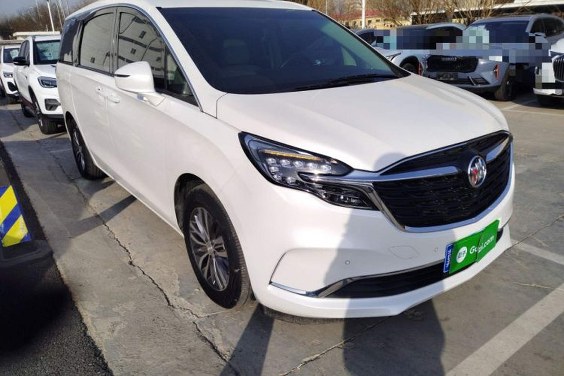 Used Buick GL8 2022 ES Landtrek 653T Comfort Edition Front Right 45 Deg