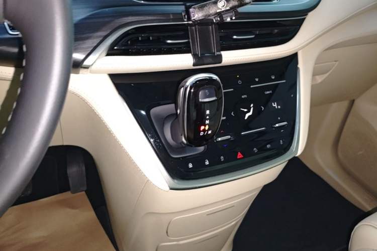 Used Buick GL8 2022 ES Landtrek 653T Luxury Edition Gear Lever