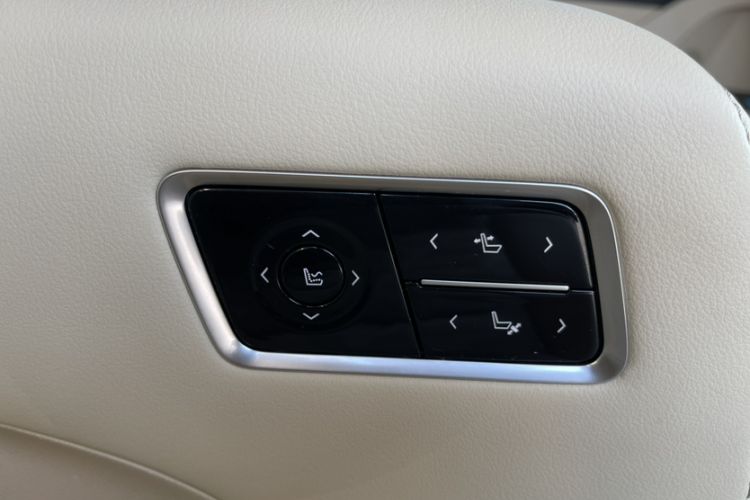 Used Buick GL8 2022 ES Landtrek 653T Flagship Model Interior 1