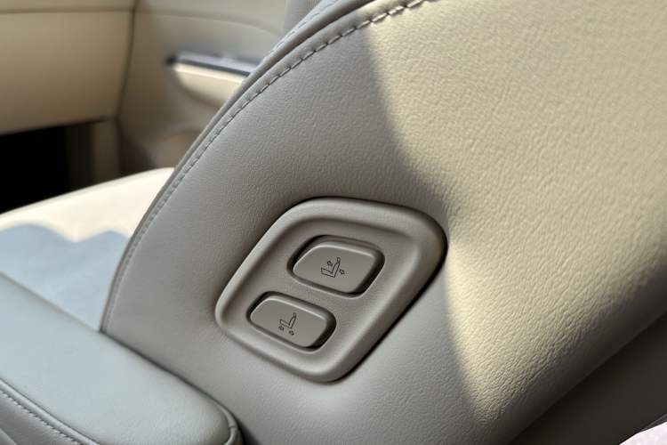 Used Buick GL8 2022 ES Landtrek 653T Luxury Edition Interior 10