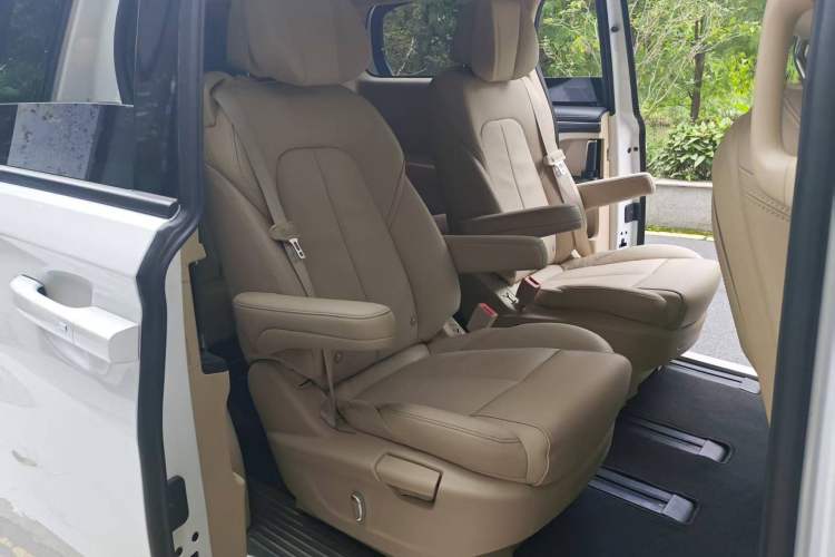 Used Buick GL8 2022 ES Landtrek 653T Luxury Edition Interior 2