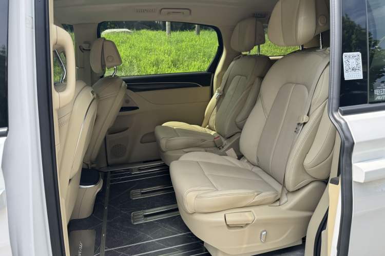 Used Buick GL8 2022 ES Landtrek 653T Luxury Edition Interior 2