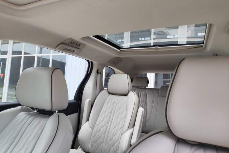 Used Buick GL8 2022 Land Executive Class 652T Prestige Model Interior 4