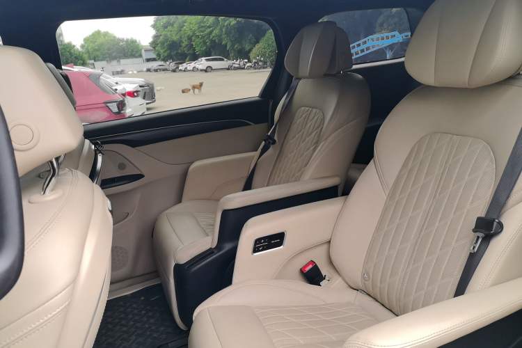 Used Buick GL8 2022 ES Land Cruiser 653T Luxury Model Interior 4