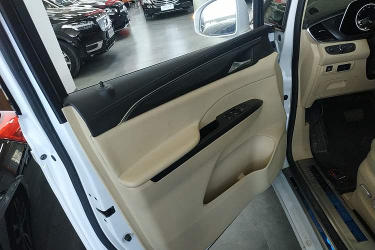 Used Buick GL8 2022 ES Landtrek 653T Luxury Edition Interior 7