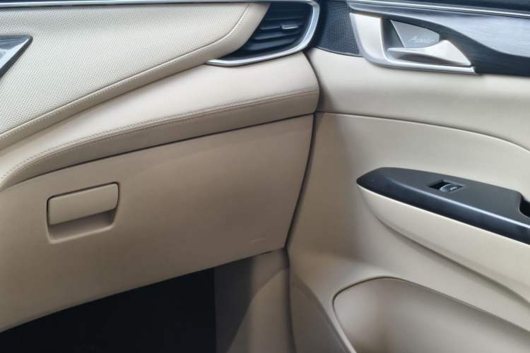 Used Buick GL8 2022 ES Land Cruiser 653T Luxury Model Interior 8