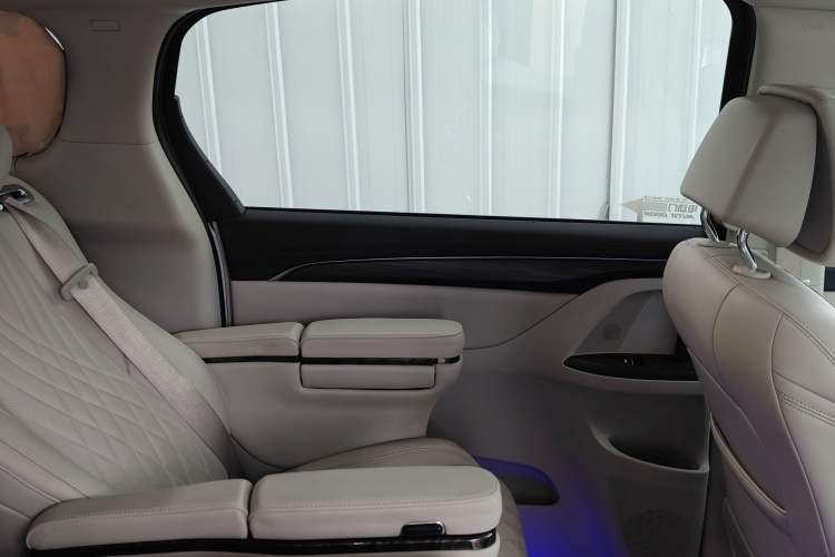Used Buick GL8 2022 ES Landtrek 653T Comfort Edition Interior 8