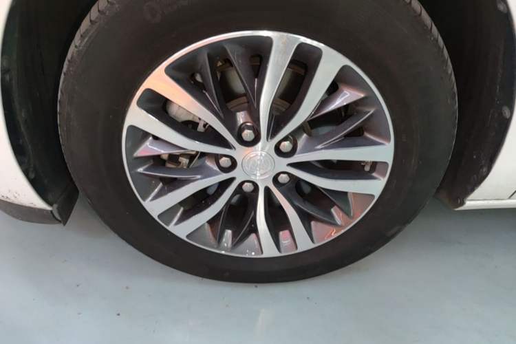Used Buick GL8 2022 ES Landtrek 653T Comfort Edition Left Front Wheel Hub