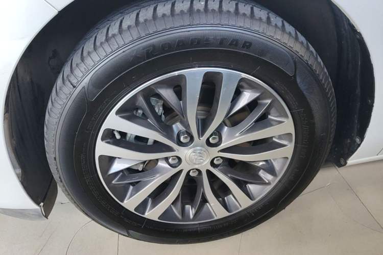 Used Buick GL8 2022 ES Landtrek 653T Comfort Edition Left Front Wheel Hub