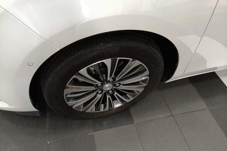 Used Buick GL8 2022 ES Land Cruiser 653T Luxury Model Left Front Wheel Hub