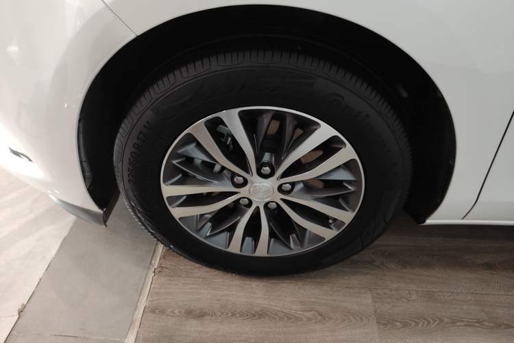 Used Buick GL8 2022 ES Landtrek 653T Comfort Edition Left Front Wheel Hub