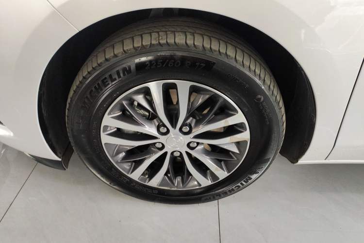 Used Buick GL8 2022 ES Landtrek 653T Comfort Edition Left Front Wheel Hub