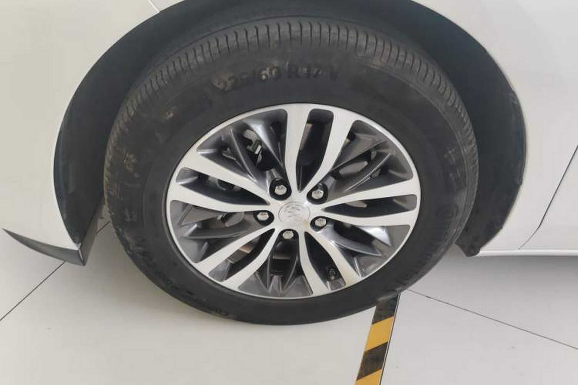 Used Buick GL8 2022 ES Landtrek 653T Comfort Edition Left Front Wheel Hub