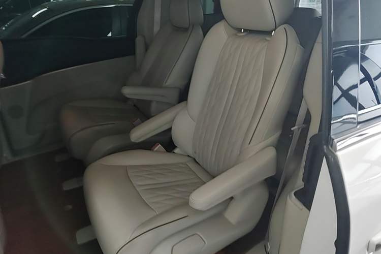 Used Buick GL8 2022 Land Business Class 652T Luxury Model Left Rear Seat