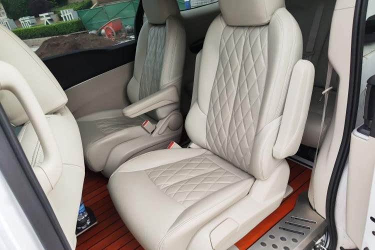 Used Buick GL8 2022 Land Cruiser Executive Class 652T Comfort Model Left Rear Seat