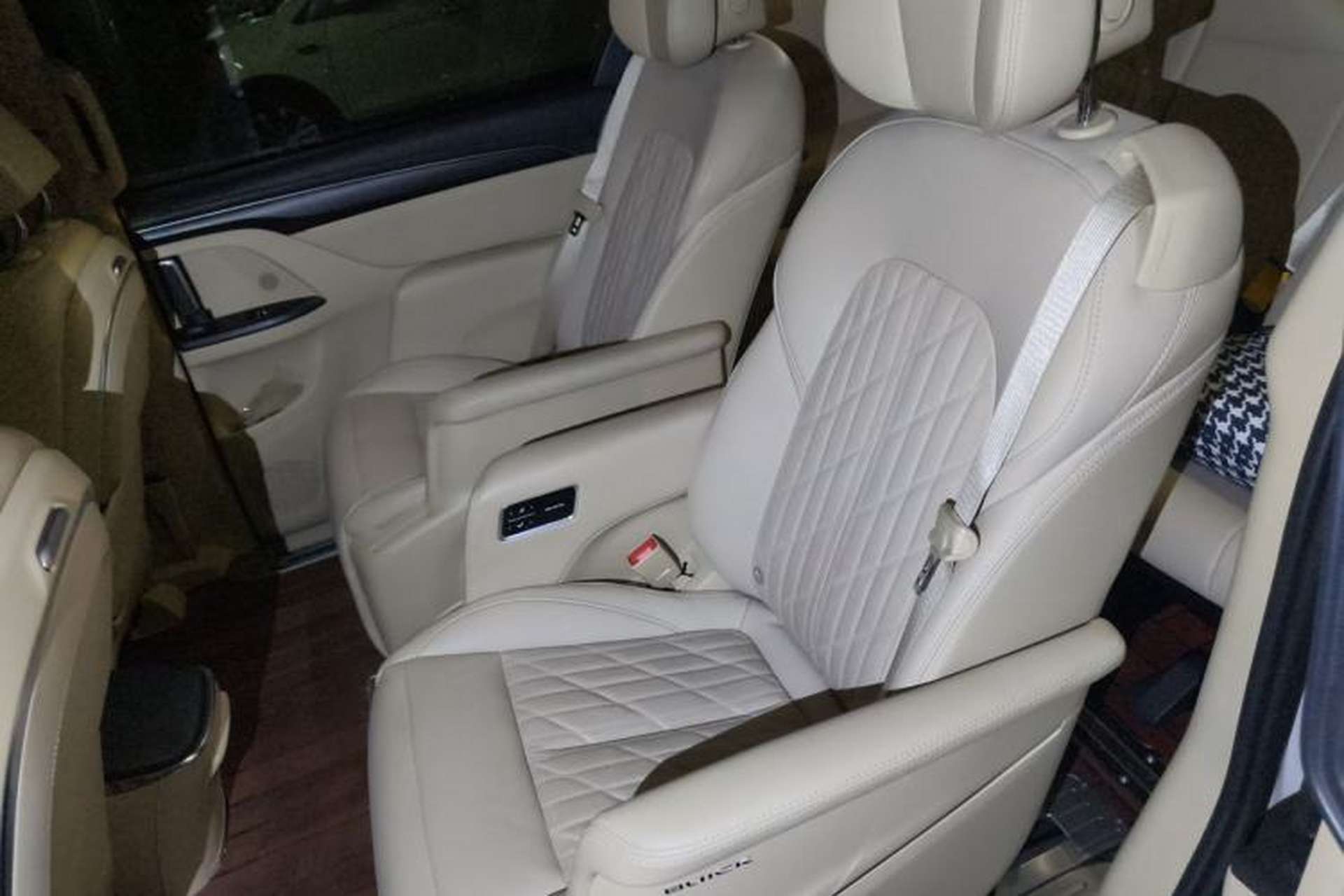 Used Buick GL8 2022 ES Land Cruiser 653T Luxury Model Left Rear Seat