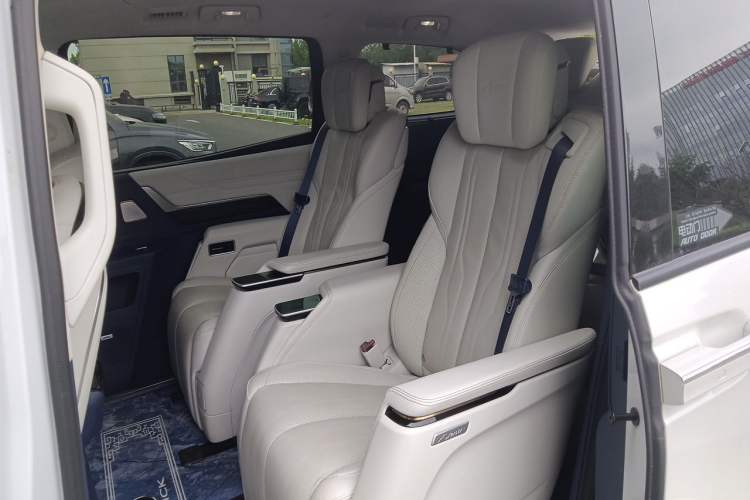 Used Buick GL8 2022 Facelift Avenir Aivia Six-Seat Deluxe Edition Left Rear Seat